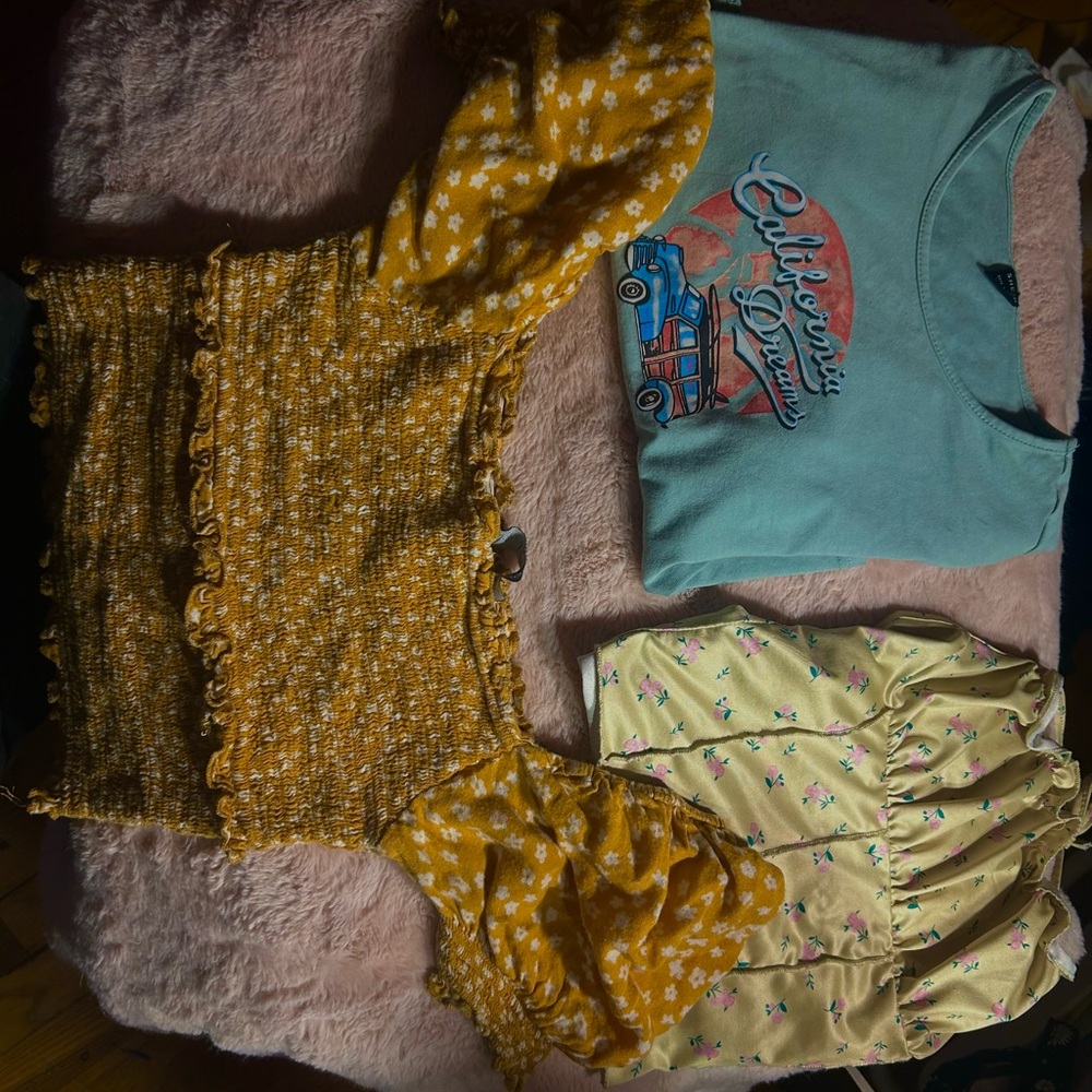 3 pack of shein crop tops. All shirts are size small. Really good quality